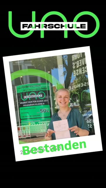 Fahrschüler mit bestandener Führerscheinprüfung vor der Fahrschule UNO