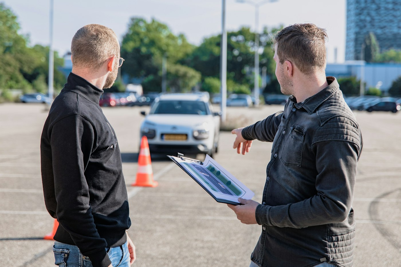 Fahrlehrer bespricht die Prüfungsfahrt