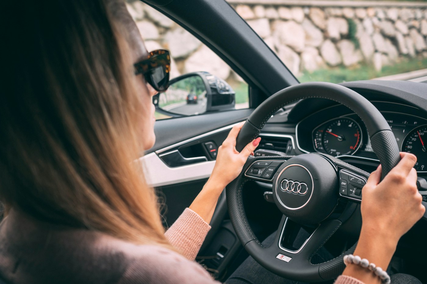 Fahrschülerin hält das Lenkrad